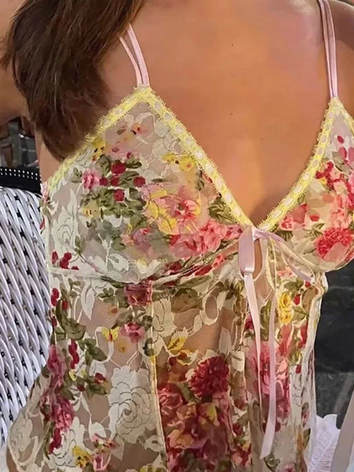 Haut court caraco en dentelle à fleurs et col en V