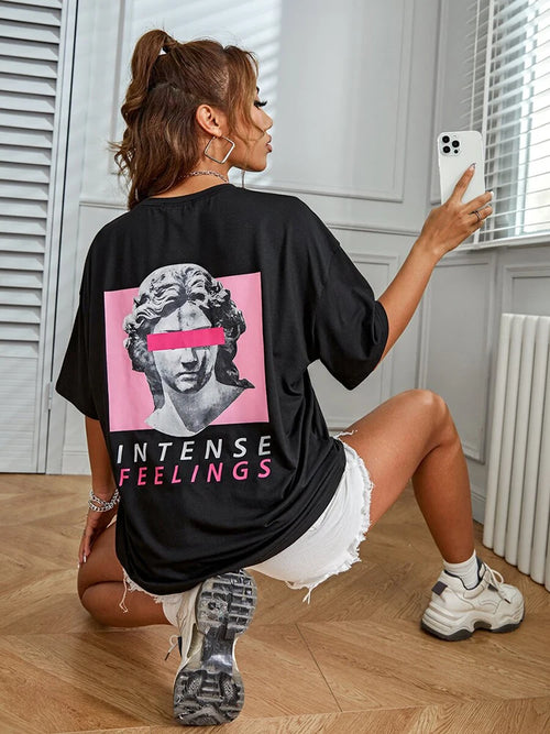 T-shirts surdimensionnés avec statues d'art